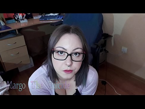 ❤️ Σέξι κορίτσι με γυαλιά πιπιλίζει Dildo βαθιά στην κάμερα Σπιτικό πορνό ❌️